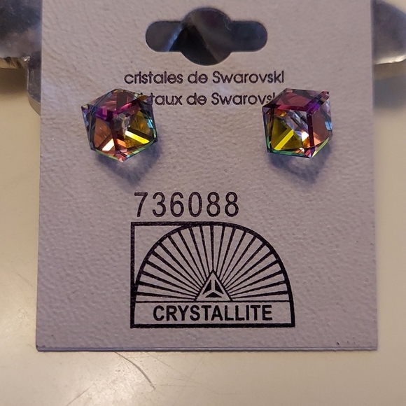 Nwt Irredecent Swarvoski Square Earrings - Picture 2 of 8